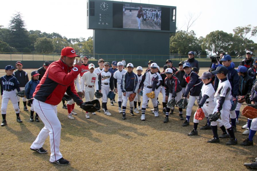 広島東洋カープ選手やobが指導する少年野球教室を開催 Ja共済 ちいきのために 47都道府県の地域貢献活動