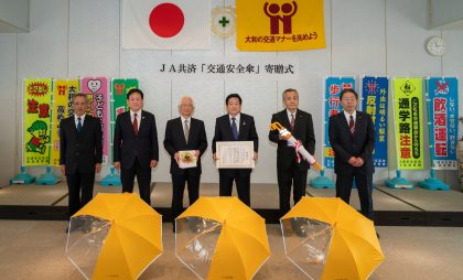 寄贈式の様子。黄色い交通安全傘を奈良県交通安全協会へ寄贈しました
