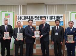 北海道教育庁で行われた寄贈式